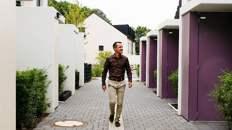 Daniel Arnold, Gründer der Deutschen Reihenhaus AG, spaziert durch einen seiner Wohnparks in Köln.
