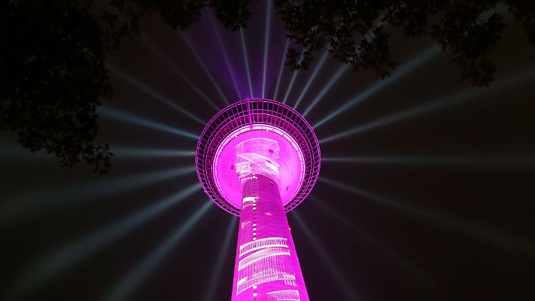 In Düsseldorf feiert die Telekom ihre 5G-Fortschritte mit einer Lichter-Show am Fernsehturm.