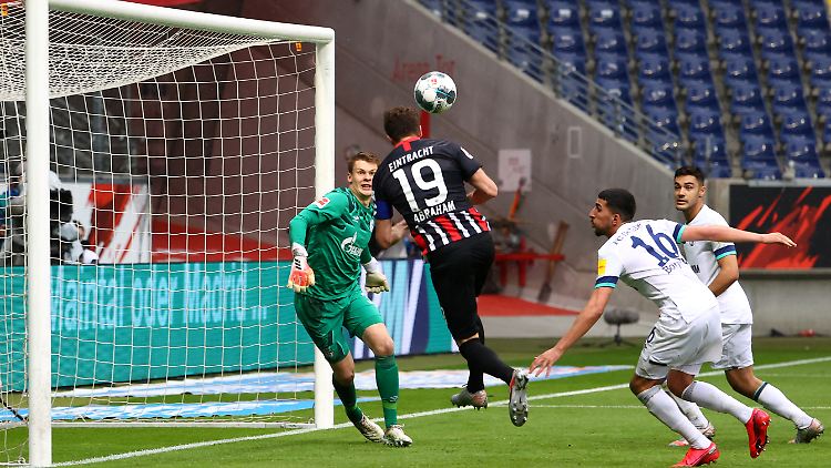 Da war es passiert: Abraham köpft zum zwischenzeitlichen 2:0 für die Eintracht, Schalke-Keeper Nübel kann nur noch zugucken. 