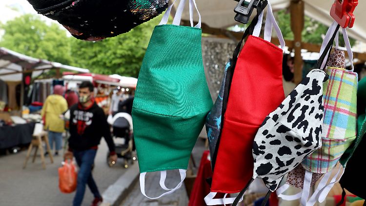 Viele Masken auf einem Markt in Kreuzberg: Der R-Wert der Hauptstadt liegt momentan über der kritischen Grenze.