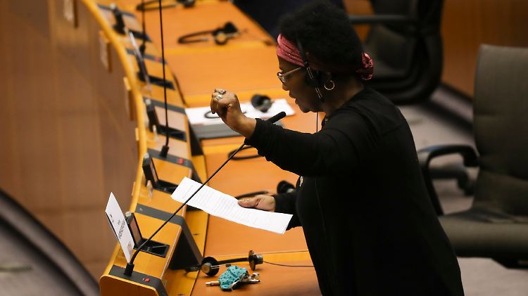 "Sie haben mich auf erniedrigende Weise behandelt", sagt Pierrette Herzberger-Fofana.