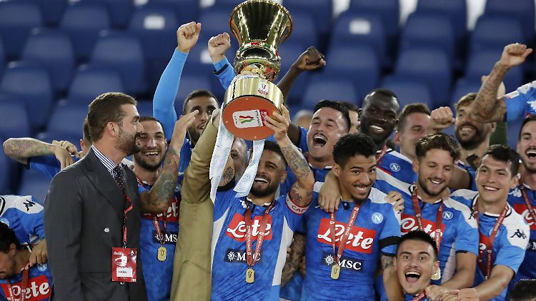 Neapels Spieler bejubeln den Sieg in der Coppa Italia.