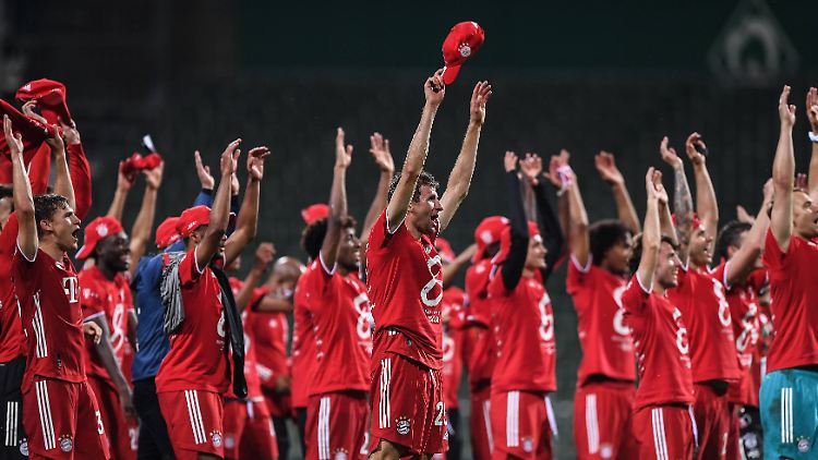 So gesittet sieht es aus, wenn der FC Bayern mal eben den achten Titel in Folge einsammelt.