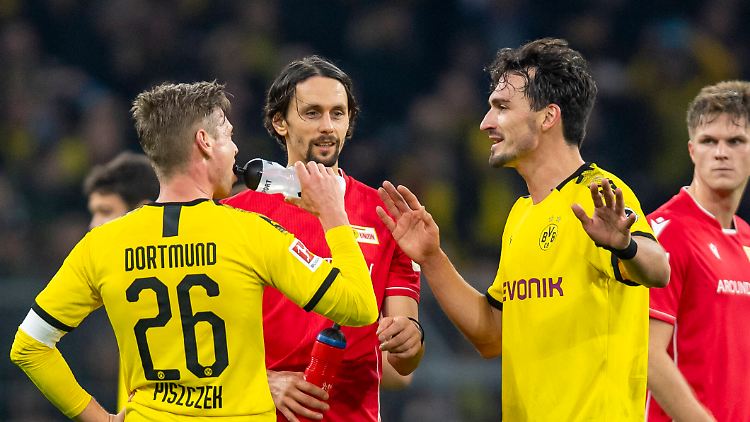 Mats Hummels (rechts) und Neven Subotic (Mitte) werden in Zukunft viel diskutieren.