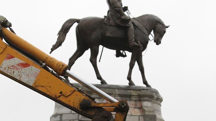Besonders in den USA werden Statuen bereits, aus Angst vor der Enthauptung, mit Betonbarrieren geschützt.