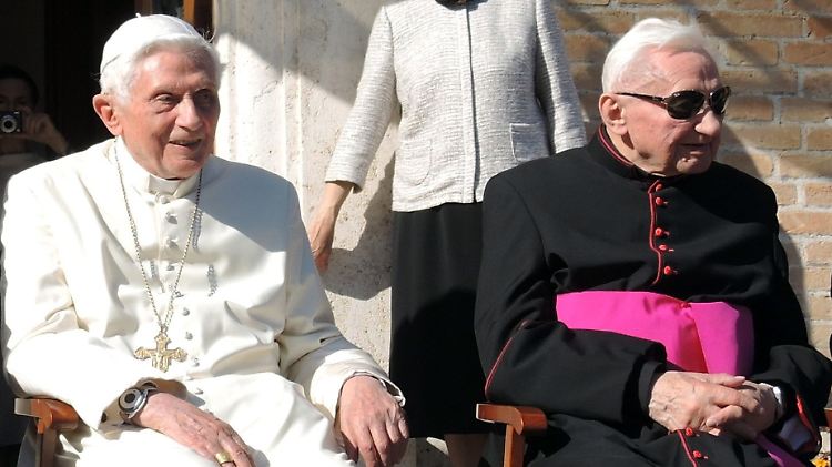 Papst Benedikt XVI. und sein Bruder Georg (r.) sehen sich nun vielleicht zum letzten Mal auf Erden, heißt es zum Besuch in Bayern.