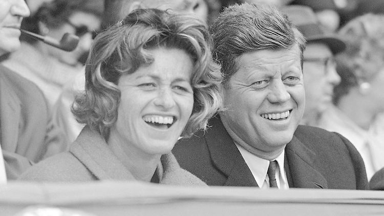 Jean Kennedy Smith mit ihrem Bruder John 1961 in Washington.