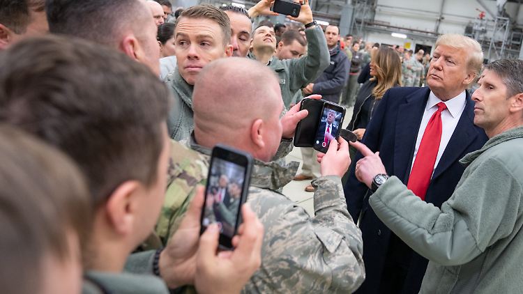Präsident Trump und Soldaten: Fototermin 2018 auf dem US-Luftwaffenstützpunkt Ramstein.