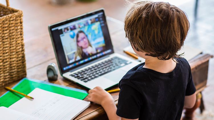 Viele Schüler und Lehrer nutzen derzeit private Computer, damit der Online-Unterricht funktionieren kann.