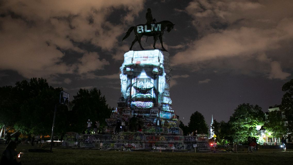 In Minneapolis, der Stadt, in der George Floyd starb, steht das Denkmal des Konföderiertengenerals Lee noch immer. Aber vom Sockel schaut George Floyd. (sba)