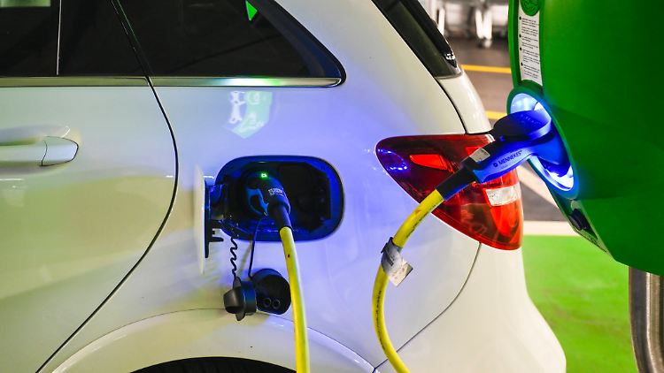 Die Bundesnetzagentur will mehr Wettbewerb an  E-Ladesäulen durchsetzen.