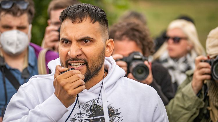 Hildmann auf einer Demo gegen die Corona-Maßnahmen in Berlin.