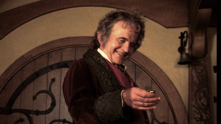 Ian Holm begutachtet in seiner Rolle des Bilbo Beutlin den "einen" Ring aus "Herr der Ringe".  