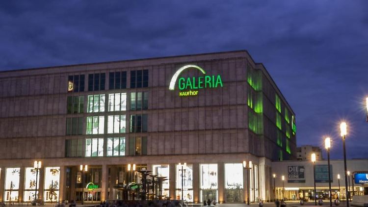 Die große Kaufhof-Filiale am Berliner Alexanderplatz ist eines der Prunkstücke im Portfolio - und bleibt geöffnet.