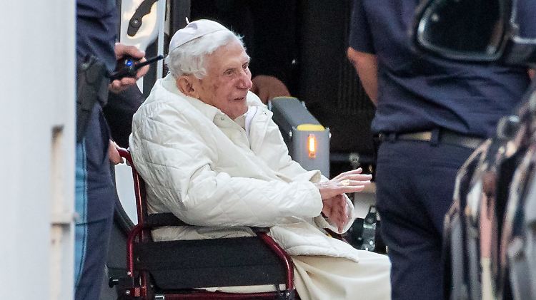 Die Reise nach Deutschland bringt Benedikt XVI. auch physisch an seine Grenzen.  