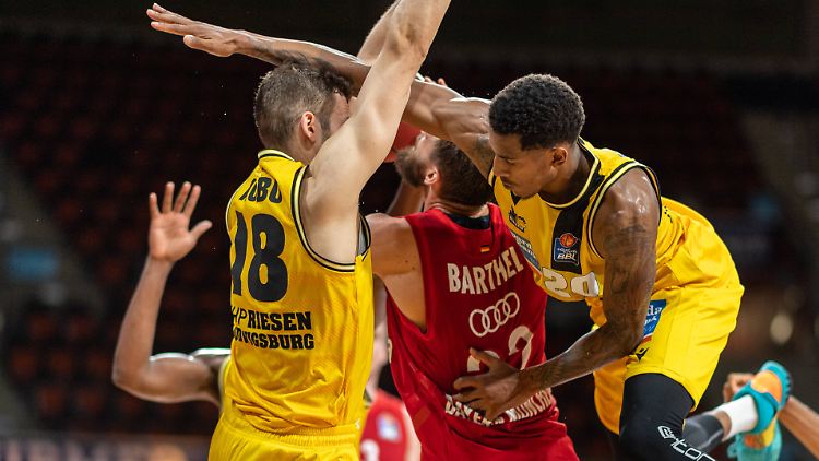Kein Durchkommen für Danilo Barthel, Kapitän des FC Bayern Basketball.