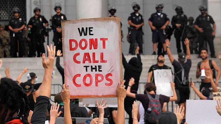 Demonstranten Anfang Juni vor dem Rathaus von Los Angeles: "Wir rufen die Polizei nicht an."