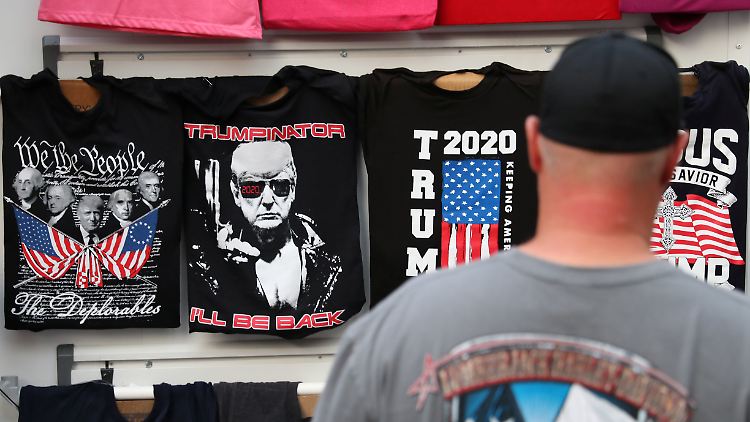 Trump-Fan-Shirts gibt's schon heute in Tulsa zu kaufen.