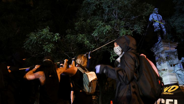 Nachdem die Demonstranten die Statue zu Boden gerissen hatten, steckten sie sie in Brand.
