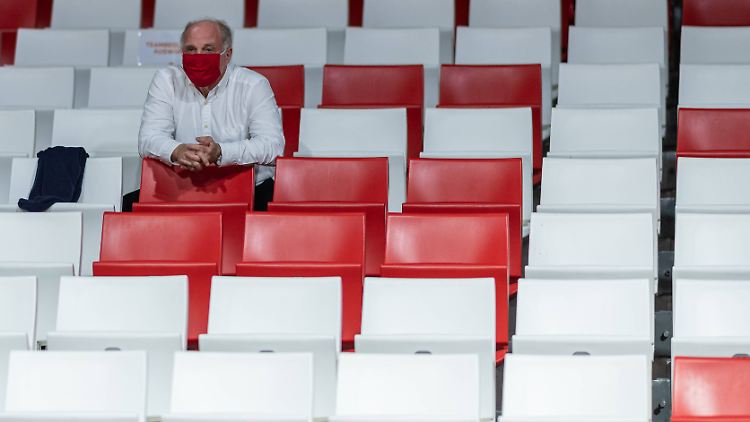 Offiziell hat er beim FC Bayern nichts mehr zu sagen, doch daran hält sich Uli Hoeneß nicht.
