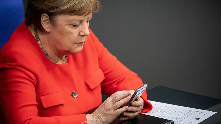"Die Corona-Warn-App ist ein wichtiger Helfer, wenn es darum geht, Infektionsketten zu erkennen und zu unterbrechen", so Merkel.