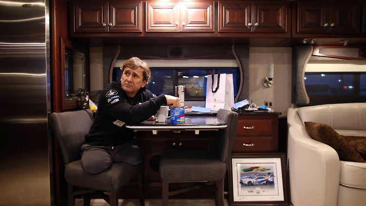 Alessandro Zanardi bei einer Pause während des 24-Stunden-Rennens in Daytona. 2019 war er im BMW dort zum ersten Mal gestartet.