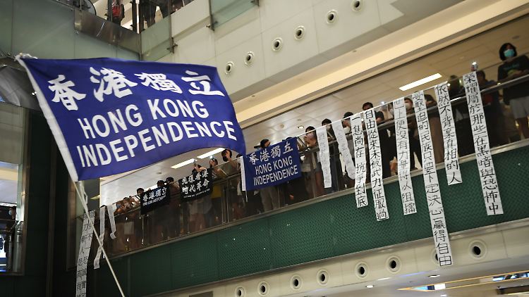 Seit rund einem Jahr gibt es in Hongkong Pro-Demokratie-Proteste gegen das bevorstehende Sicherheitsgesetz von Peking.