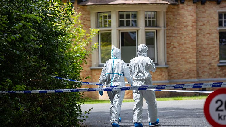 Polizisten am Tatort in Brügge.