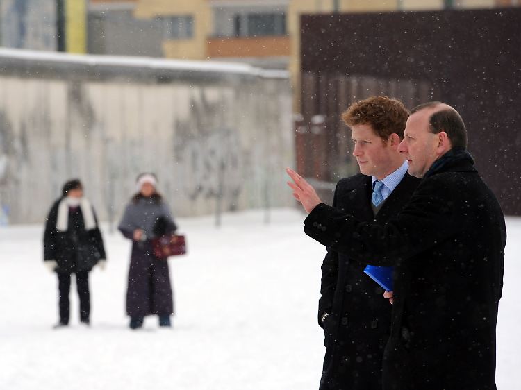 Prinz Harry (2.v.r.) informiert sich bei dem Direktor der Stiftung Berliner Mauer, Axel Klausmeier, an der Mauergedenkstätte Bernauer Straße in Berlin.