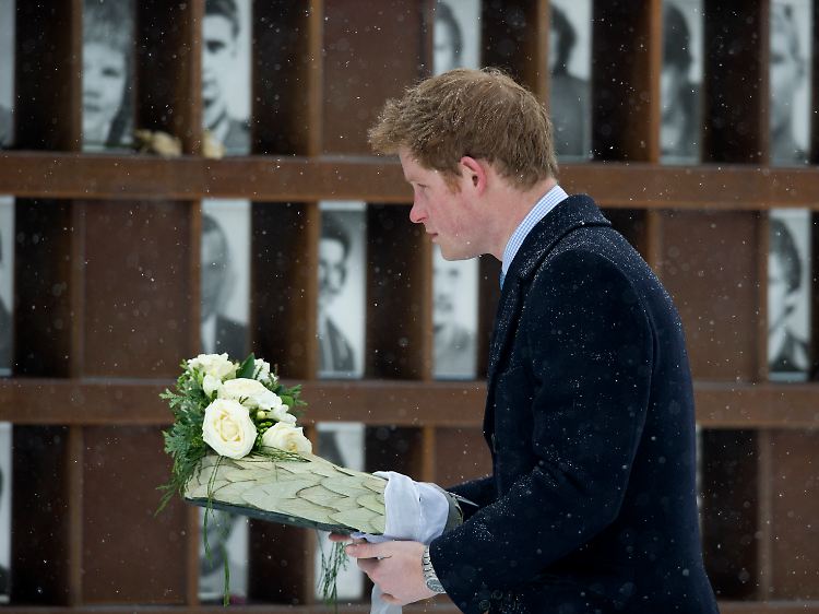 Der britische Prinz legt in Berlin einen Kranz für die Opfer der Berliner Mauer nieder.