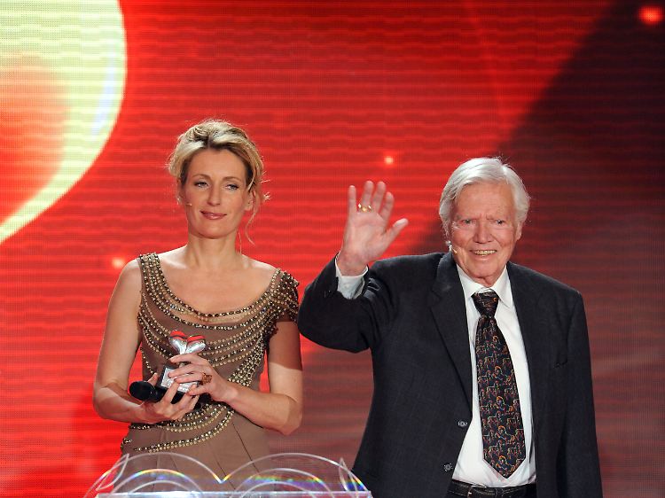 "Wenn man sich mit Ihrem Lebenslauf auseinandersetzt, dann kann man gar nicht anders als staunen", sagte Schauspielerin Maria Furtwängler in der Laudatio auf Karlheinz Böhm.