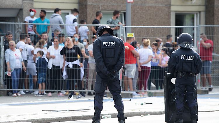 Laut Polizeisprecherin hatten mehrere Bewohner des unter Quarantäne gestellten Gebäudes in Göttingen versucht, über Zäune zu steigen.