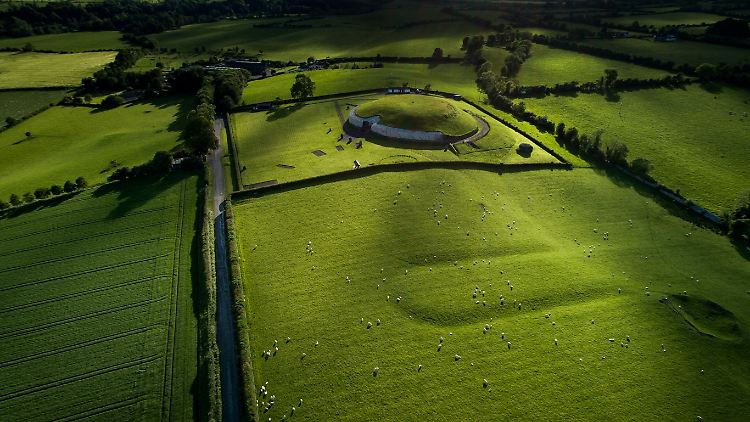 Aus der Luft kann man gut Newgrange, ein großes jungsteinzeitliches Passage Tomb, im irischen County Meath am Fluss Boyne überblicken. 