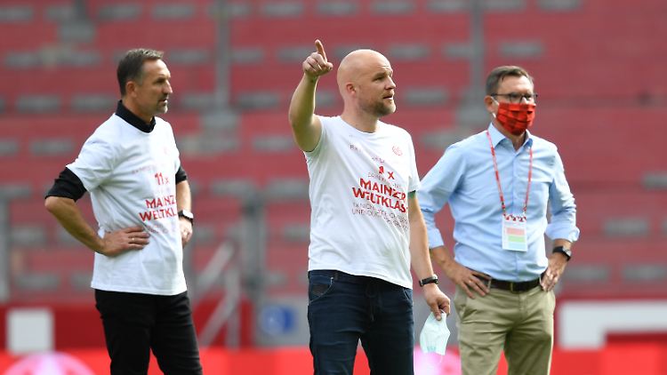 Da geht's lang: Schalkes neuer Sportdirektor Rouven Schröder (Mitte) soll den Revierklub schnell wieder in die Bundesliga führen.