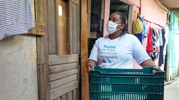 Laryssa da Silva ist eine "Straßenpräsidentin" in São Paulo. Sie verteilt Spenden an Bewohner in ihrem Viertel.