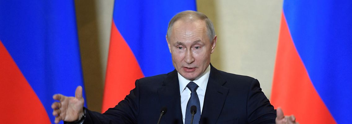 "Ich schließe die Möglichkeit nicht aus zu kandidieren, wenn es die Verfassung möglich macht. Schauen wir mal", sagt Kremlchef Wladimir Putin.