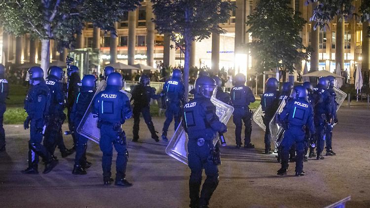 19 Polizisten wurden bei den Ausschreitungen verletzt. Die Zahl könnte noch steigen.