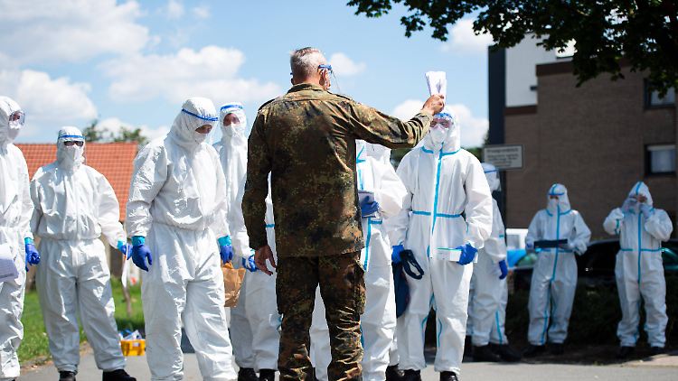 In dieser unter Quarantäne gestellten Wohnsiedlung hilft die Bundeswehr bei der Versorgung der Bewohner. 