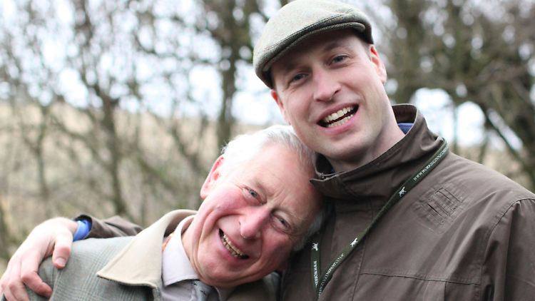 Inniges Bild zum Ehrentag: Prinz Charles (links) und sein Sohn Prinz William (rechts).