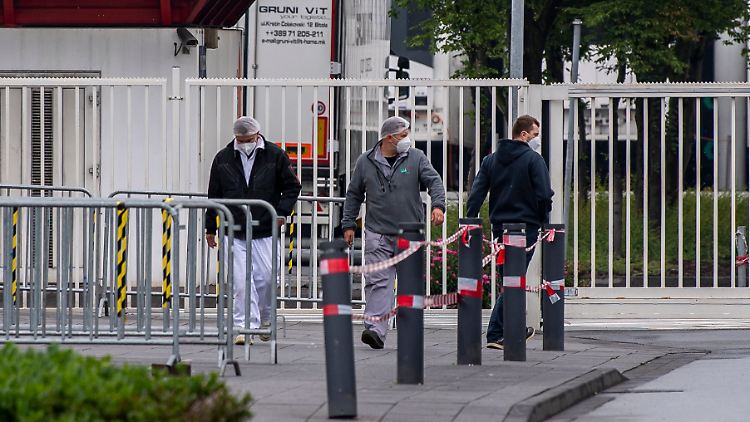 Viele lokale Neuinfektionen, darunter die Fälle bei Tönnies, ließen das sogenannte "7-Tage-R" am Sonntag auf 2,03 ansteigen.