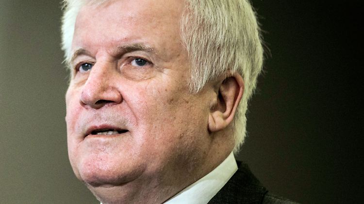 "Eine Enthemmung der Worte führt unweigerlich zu einer Enthemmung der Taten und zu Gewaltexzessen, genauso wie wir es jetzt in Stuttgart gesehen haben", so Seehofer.