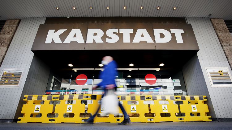 Ein geschlossener Karstadt-Eingang: kein seltenes Bild derzeit.