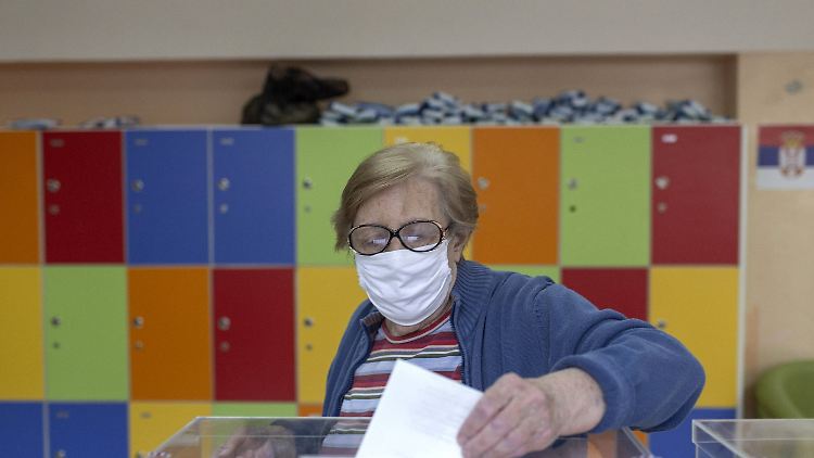 Die Wahlbeteiligung in Serbien lag zwischen 48 und 49 Prozent.
