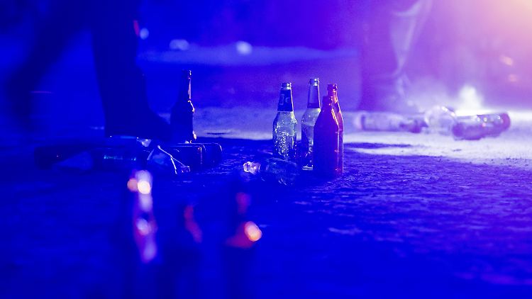 Hunderte Jugendliche feiern und trinken trotz Corona zusammen - so wie hier in der Berliner Hasenheide.