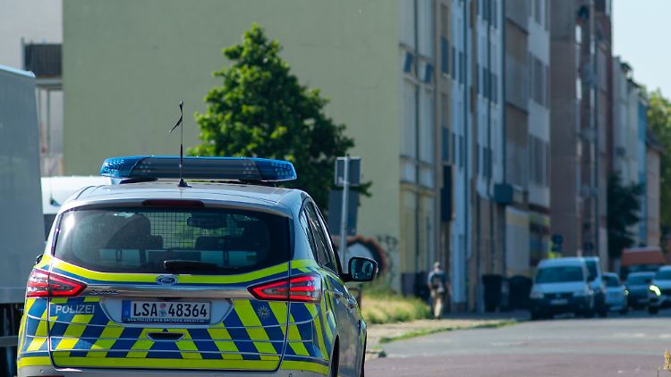 In Magdeburg  überwacht die Polizei die Einhaltung der Quarantänemaßnahmen. 