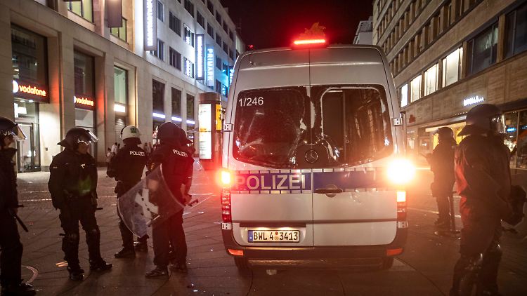 24 Jugendliche wurden in der Nacht von Samstag auf Sonntag festgenommen. 12 von ihnen hatten keinen deutschen Pass. Von den übrigen 12 wiederum hatten 3 Festgenommene einen Migrationshintergrund. 