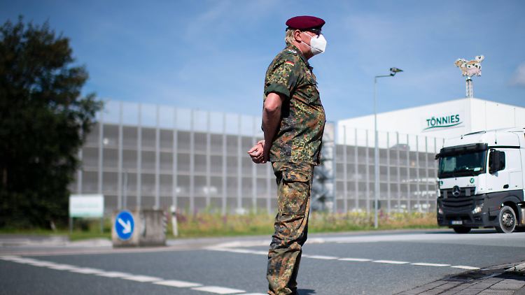 Allein in Gütersloh gab es in den vergangenen Tagen in einem Schlachtbetrieb mehr als 1300 Neuinfektionen.