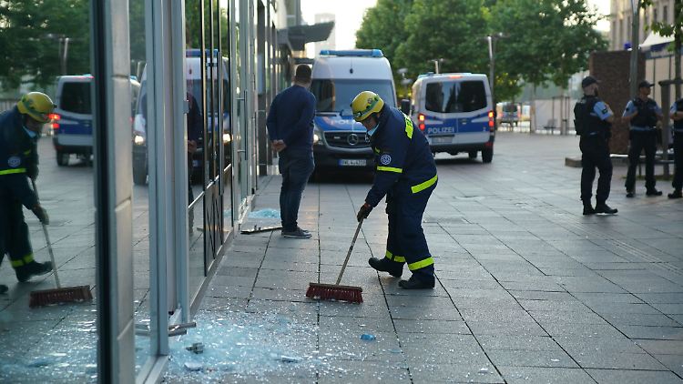 Aufräumarbeiten nach der Krawall-Nacht in Stuttgart.
