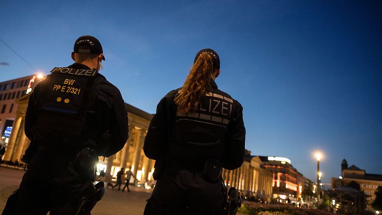 24 Personen, alle unter 21 Jahre alt, wurden in der Krawallnacht festgenommen. Die Hälfte der Festgenommenen hatte einen deutschen Pass.