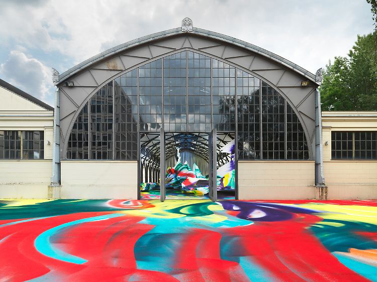 "Deep Purple in Verbindung mit Weiß" ist die Lieblingsfarbe von Katharina Grosse. Es lohnt sich nach dieser Kombination im oder am Hamburger Bahnhof zu suchen.